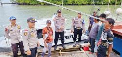Sampaikan Pesan Pemilu Damai ke Nelayan yang Sedang Melaut