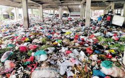 Lautan Sampah di Pasar Cik Puan